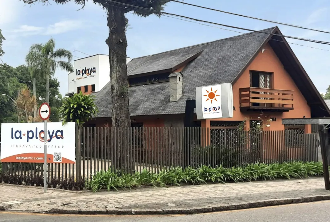 Fachada do La Playa Co.Office na Rua Itupava, em Curitiba